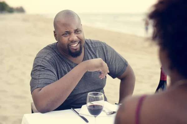 Paar Met Een Romantisch Diner Het Strand — Stockfoto