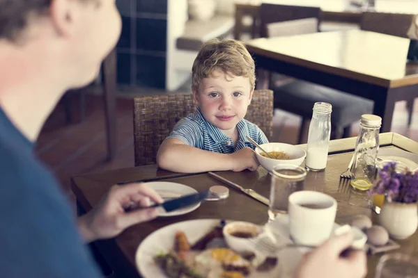 Маленький Мальчик Наслаждается Завтраком — стоковое фото