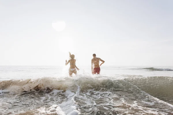 Casal Feliz Correndo Para Água — Fotografia de Stock