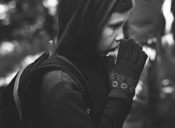 Menino Com Luvas Frio Floresta Preto Branco — Fotografia de Stock