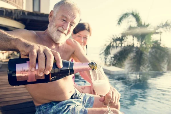 Seniorenpaar Trinkt Prosecco Schwimmbad — Stockfoto