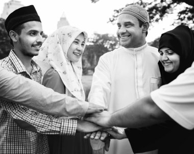 Müslüman grup arkadaşıyla birlikte eller istifleme 