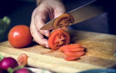 Domates Dilimleme bir kişi