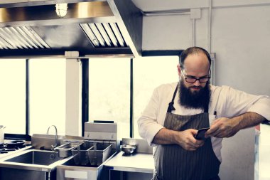 Adam şef Restoran mutfakta