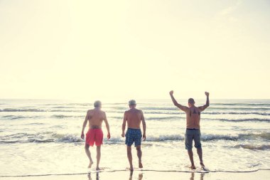 Kıdemli arkadaşlar plajda eğlenmek