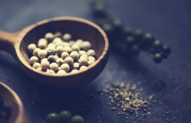 Siyah arka plan üzerine karabiber closeup