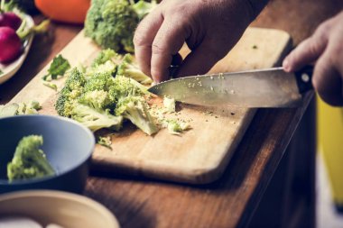 El ile bıçak kesim karnabahar closeup