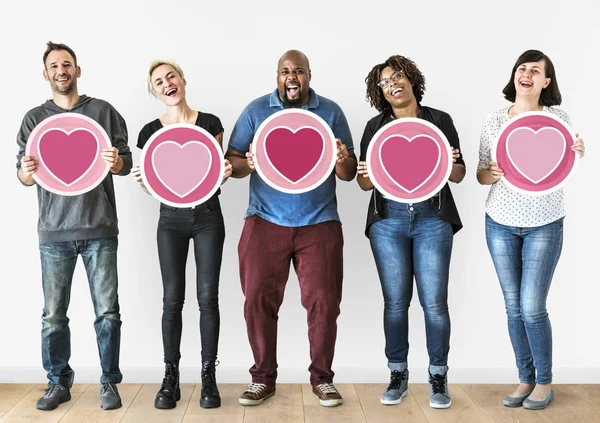 Diversas Personas Sosteniendo Iconos Del Corazón —  Fotos de Stock