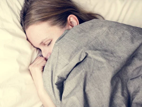 Mujer Caucásica Durmiendo Cama Mientras Cubre Con Manta Gris — Foto de Stock