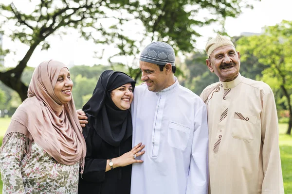 穆斯林家庭在户外玩得很开心 — 图库照片