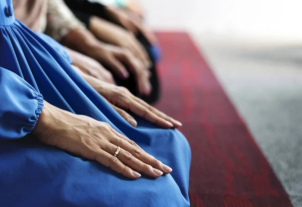 Muslim Orang Berdoa Tashahhud Postur Dengan Tangan Berlutut Gambar Dipotong — Stok Foto