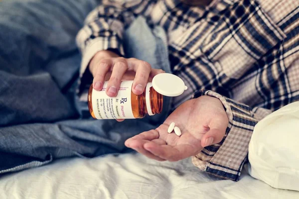 Обрезанный Снимок Больной Женщины Проливающей Таблетки Руке Лежащей Постели — стоковое фото