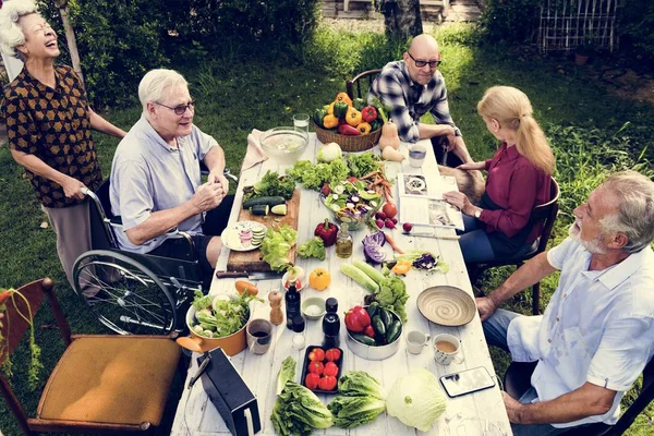 Ouderen Partij Buiten — Stockfoto