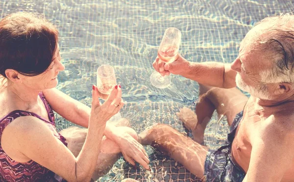 Pareja Mayor Bebiendo Prosecco Una Piscina — Foto de Stock