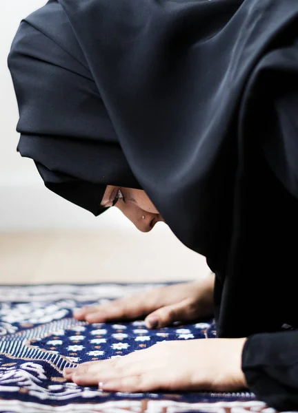 Mulher Muçulmana Orando Mesquita Durante Ramadã — Fotografia de Stock