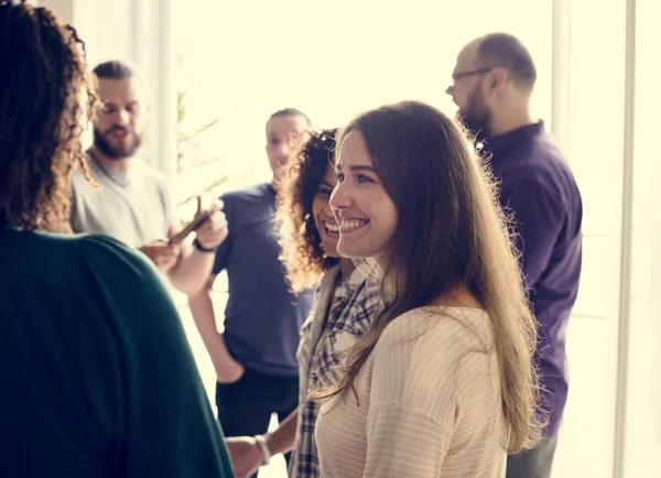 Diverse Freunde Versammeln Sich — Stockfoto