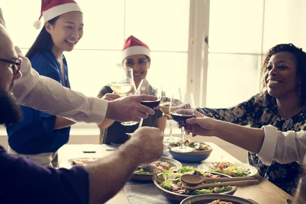 Amici Che Festeggiano Vacanza Insieme — Foto Stock