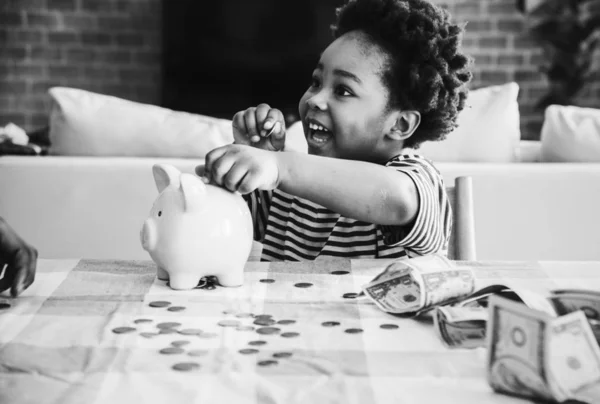 Menino Africano Coletando Dinheiro Banco Porquinho — Fotografia de Stock