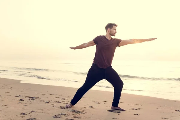 Man Beoefenen Van Yoga Het Strand — Stockfoto