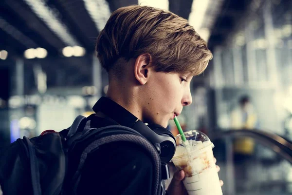 Młody Biały Podróżnik Pijący Napój Lotnisku — Zdjęcie stockowe