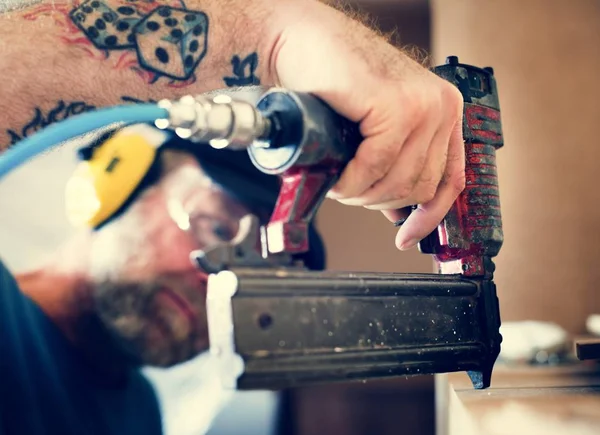 Carpinteiro marceneiro que trabalha para renovação da casa — Fotografia de Stock