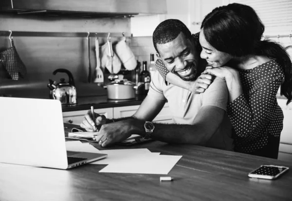 Africano Casal Abraçando Juntos Cozinha — Fotografia de Stock