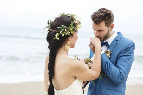 年轻夫妇在海滩结婚 — 图库照片