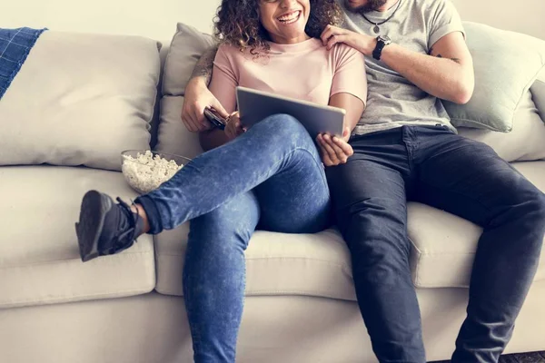 Casal Usando Tablet Relaxante Casa — Fotografia de Stock