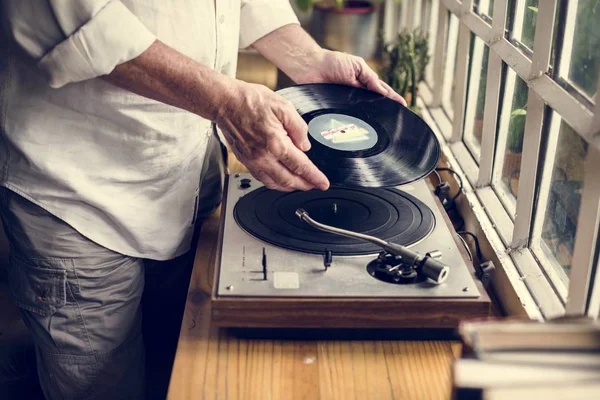 Mãos Inserir Disco Vinil Para Gira Discos — Fotografia de Stock