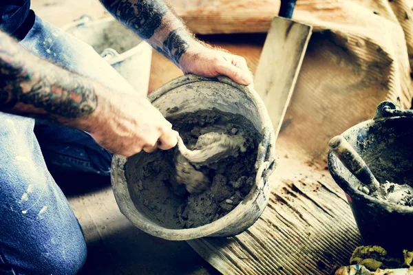 Мастер готовит цемент к строительству — стоковое фото