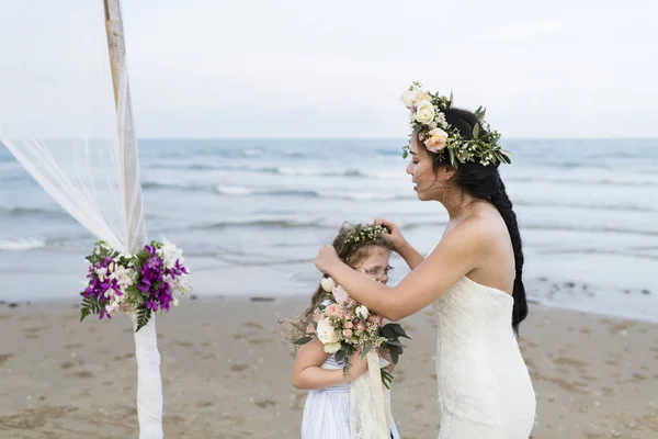 若い白人カップルの結婚式の日 — ストック写真