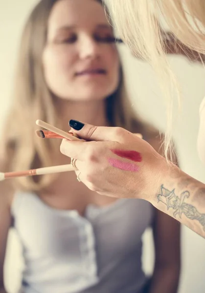 Beskuren Bild Makeupartist Som Gör Makeup För Ung Kvinna — Stockfoto