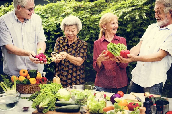 Close Van Senior Mensen Handen Met Verse Biologische Vegeable — Stockfoto