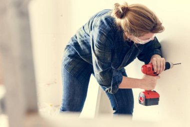 Kadın işçi tornavida kullanarak