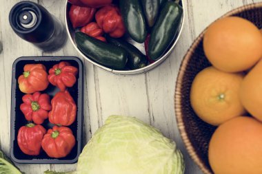 Ahşap masa üzerinde çeşitli sebze closeup