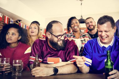 Arkadaşlar, spor bar birlikte tezahürat
