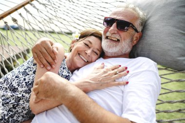Güzel Olgun çift romantik tatil
