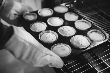 Fırın dışında taze pişmiş kek