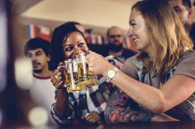Arkadaşlar, spor bar birlikte tezahürat
