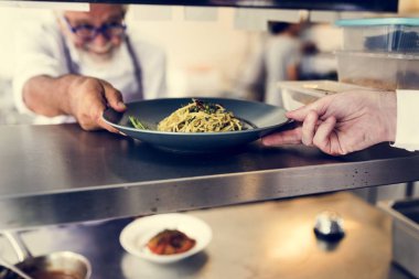 Şef itmek bir yemek tepsisi bir raf için