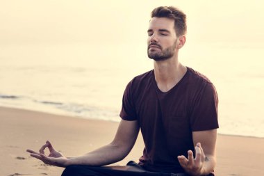 adam pratik Yoga sahilde