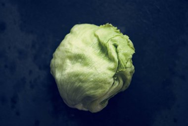 Organik lahana siyah arka plan üzerine taze