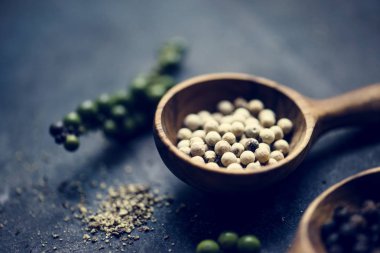 tahta kaşığı beyaz biber