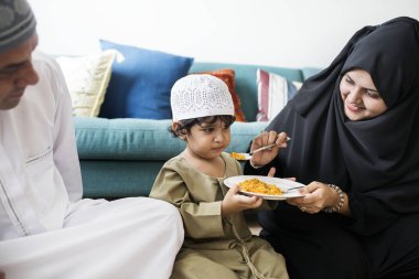 Müslüman aile yerde akşam yemeği