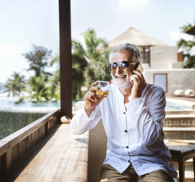 Komuta sizde telefonda içki içiyorum