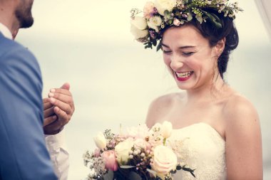 Sahilde düğün töreninde genç çift