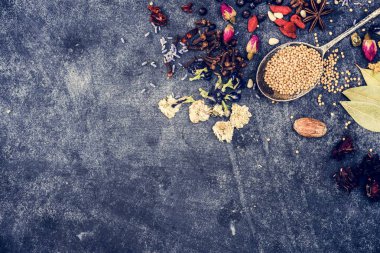 Baharat grunge arka plan üzerinde çeşitli