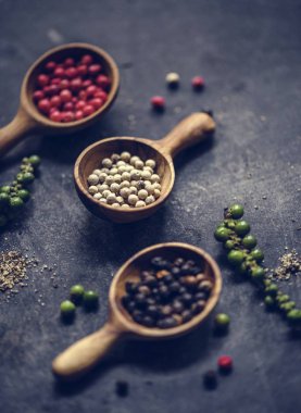 Siyah arka plan üzerine karabiber closeup