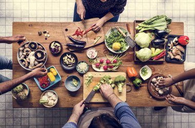 İnsanlar mutfakta yemek pişiriyor.