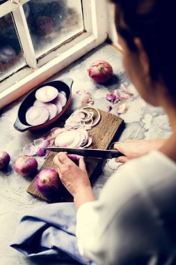 Closeup el bıçak kesme Dilimleme ile kırmızı soğan